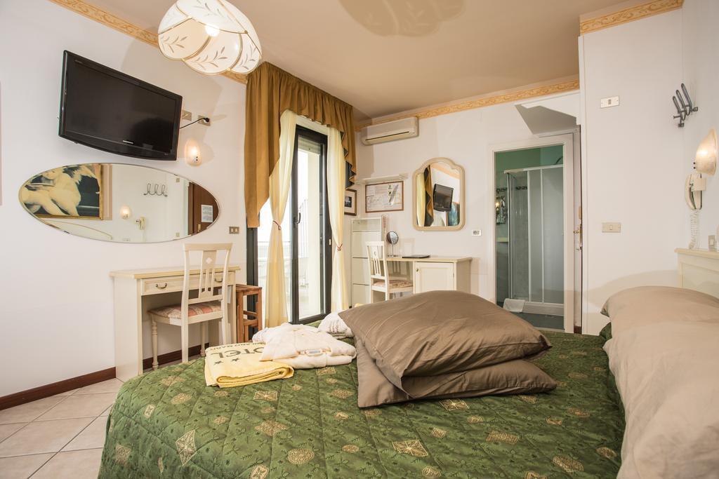 Hotel Byron Морской Милан Экстерьер фото